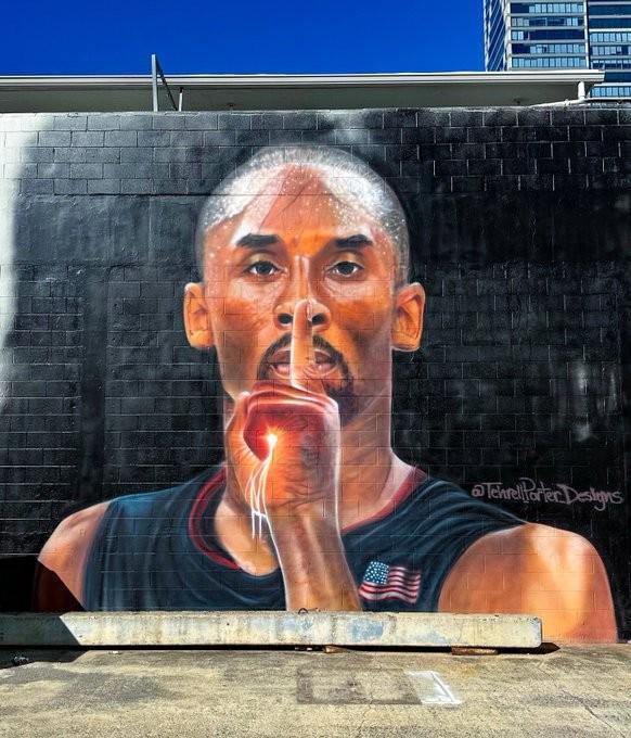 致敬经典，夏威夷一画家在涂鸦墙画出科比08奥运噤声庆祝造型